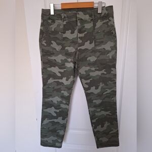 Like New! Old Navy green camo pixie pants size 8 (fits 10 also)